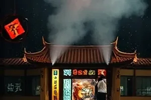 主推悬疑作品《长夜将明》的雨夜长街氛围画面，霓虹在湿漉漉的路面反光