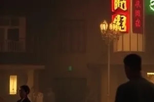 生活片《橙色信号灯》里深夜路口亮着的橙色交通信号灯