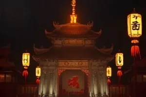 剧情片《三楼的钢琴》里老式居民楼三楼的木质楼梯转角